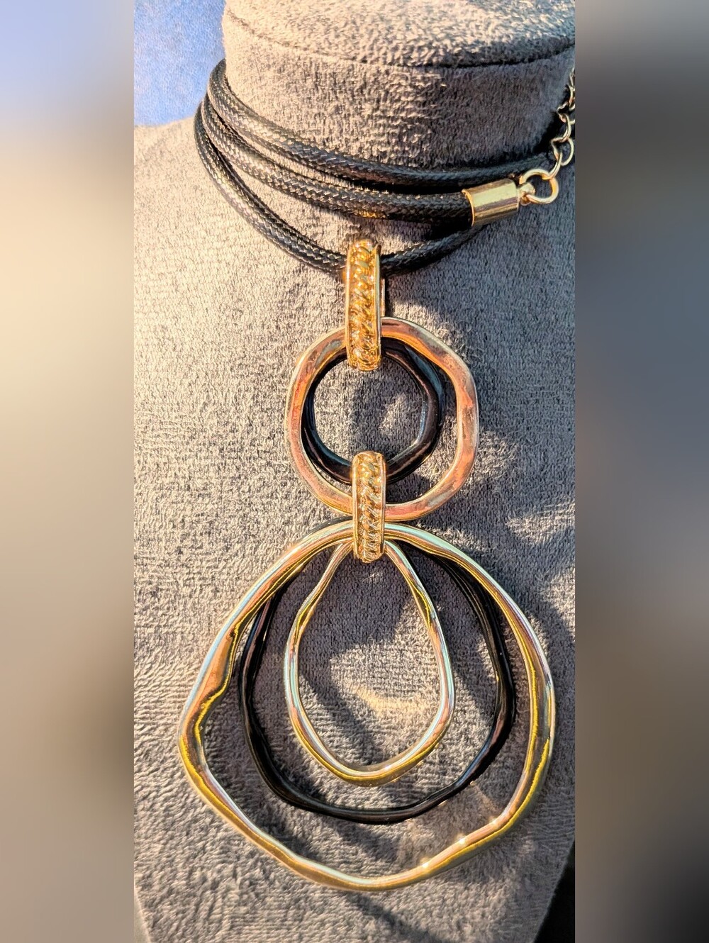 Elegant Gold and Black Multi-Ring Pendant Necklace